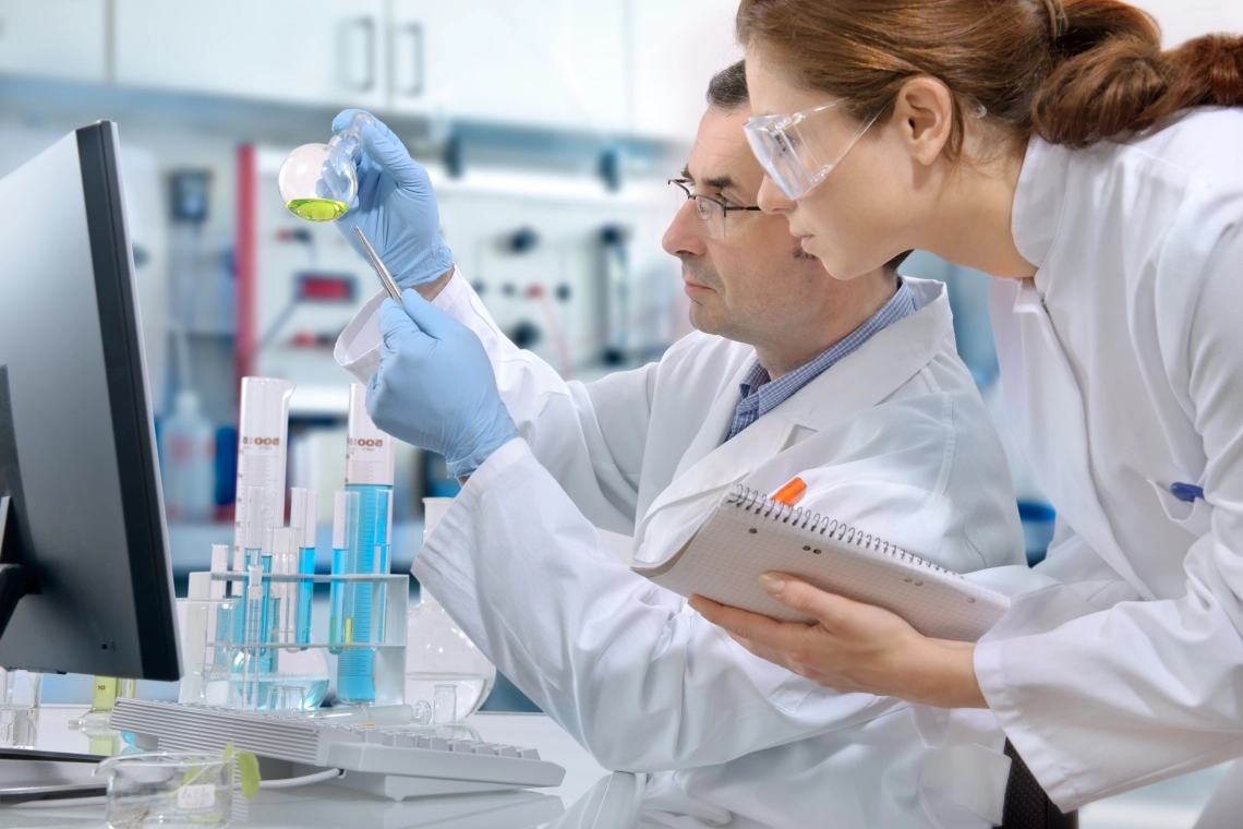MyCond MHDM-3S Cercetătorii din laborator lucrează cu reactivi chimici