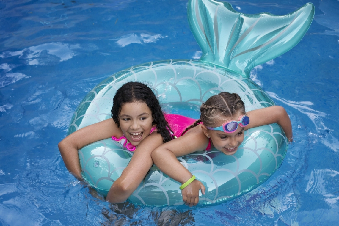 MyCond MSTR / MSPR Copii care se joacă într-o piscină cu un inel gonflabil