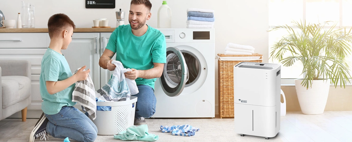 MyCond Roomer Eco 25 Tatăl și fiul se bucură de un mediu familial confortabil.