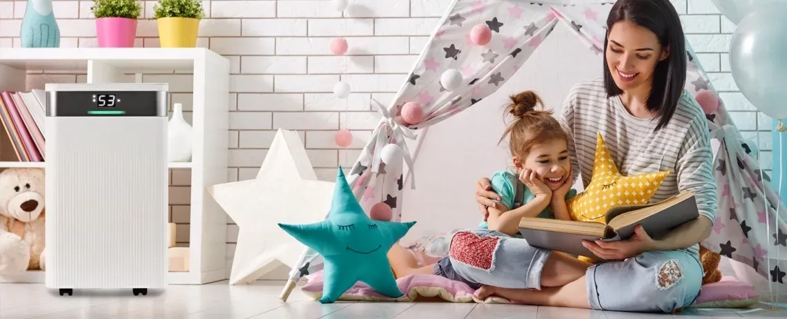 Dezumidificator MYCOND Tibo Eco 12 compact și elegant în camera copiilor, care oferă eliminare fiabilă a umidității și control Wi-Fi.