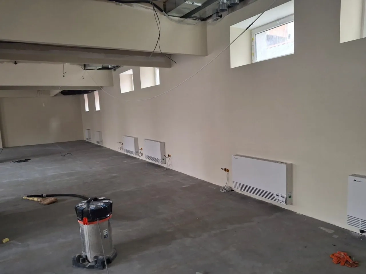 Facilitate industrială cu unități de ventilație/convectoare de perete Mycond