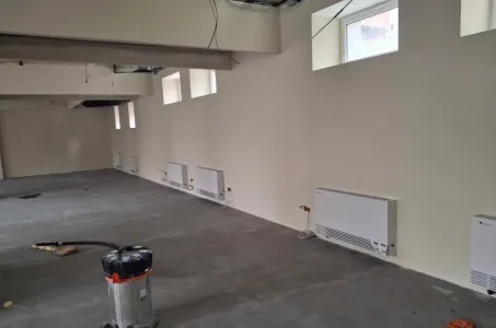 Facilitate industrială cu unități de ventilație/convectoare de perete Mycond