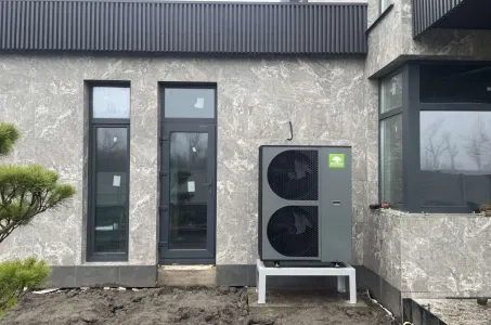 Casă privată contemporană cu pompa de căldură Mycond BeeThermic Monoblock